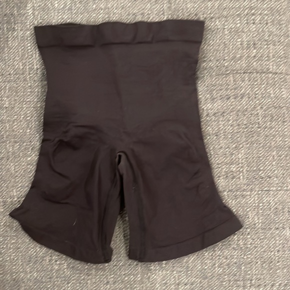 Black two-piece SKIMS set - Picture 3 of 7